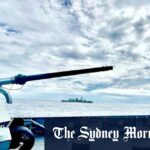 Uma foto tirada na Marinha Filipina BRP Jose Rizal mostra que ele navegando em formação com HMAS Brisbane e a fragata da Marinha Canadense HMCS Ville de Québec a leste de Scarborough Shoal, no Mar da China Meridional, no mês passado.