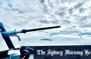 A China critica os navios de guerra canadenses e australianos que transitam o estreito de Taiwan Uma foto tirada na Marinha Filipina BRP Jose Rizal mostra que ele navegando em formação com HMAS Brisbane e a fragata da Marinha Canadense HMCS Ville de Québec a leste de Scarborough Shoal, no Mar da China Meridional, no mês passado.