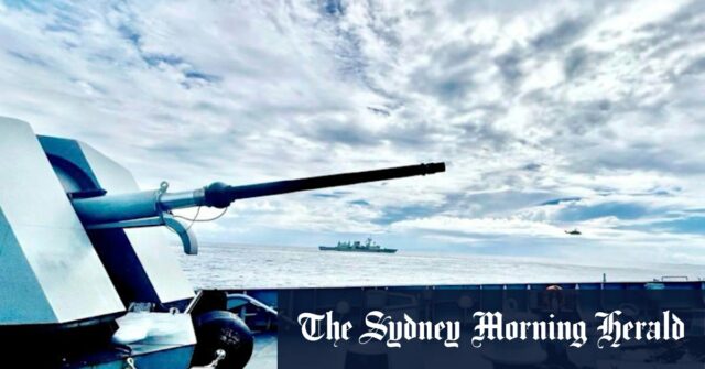 Uma foto tirada na Marinha Filipina BRP Jose Rizal mostra que ele navegando em formação com HMAS Brisbane e a fragata da Marinha Canadense HMCS Ville de Québec a leste de Scarborough Shoal, no Mar da China Meridional, no mês passado.