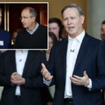 O presidente da Comcast Corporation, Michael Cavanagh, fala ao lado do primeiro -ministro britânico Keir Starmer e chanceler do tesouro Rachel Reeves em um anúncio.