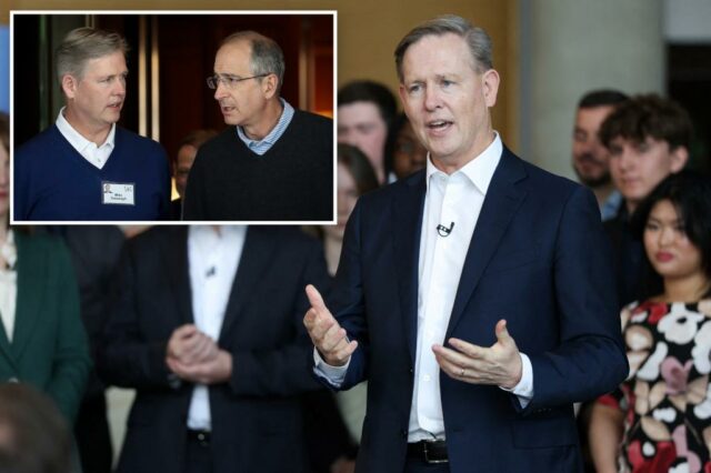 O presidente da Comcast Corporation, Michael Cavanagh, fala ao lado do primeiro -ministro britânico Keir Starmer e chanceler do tesouro Rachel Reeves em um anúncio.