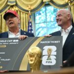 O presidente Trump e o presidente da FIFA, realizando um ingresso para a Copa do Mundo de 2026.