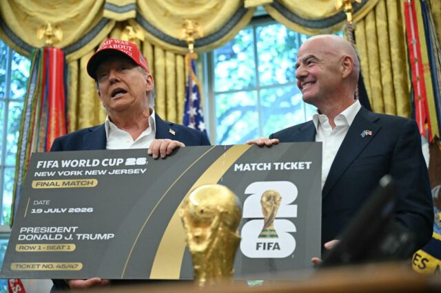 O presidente Trump e o presidente da FIFA, realizando um ingresso para a Copa do Mundo de 2026.