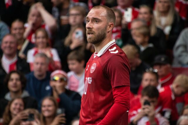 Christian Eriksen e Rasmus Hojlund alinhando -se para a Dinamarca