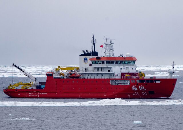 A Guarda Costeira dos Estados Unidos faz os navios chineses perto do Alasca 

