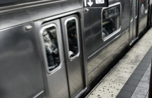 A IA Start-up Good Friend investiu mais de US $ 1 milhão em todos esses anúncios de trem New York City Subway Platform