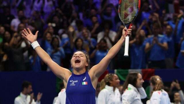 A Itália vence os Estados Unidos para garantir o terceiro título sucessivo de Billie Jean King Mug 

