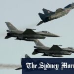 Dois MIG 29s da Força Aérea da Força Polônia voam com dois caças F-16 da Força Aérea da Força Aérea Polish, em um show aéreo de 2011.