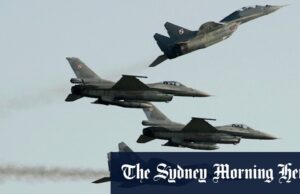 A Polônia e os aliados lutam aeronaves depois que a Ucrânia alerta de drones russos sobre a Polônia Dois MIG 29s da Força Aérea da Força Polônia voam com dois caças F-16 da Força Aérea da Força Aérea Polish, em um show aéreo de 2011.