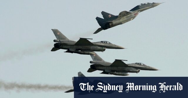 Dois MIG 29s da Força Aérea da Força Polônia voam com dois caças F-16 da Força Aérea da Força Aérea Polish, em um show aéreo de 2011.