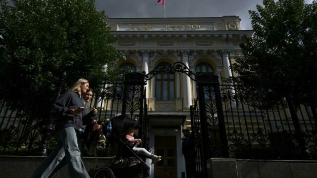 A Rússia reduz a taxa de juros à medida que a economia diminui

