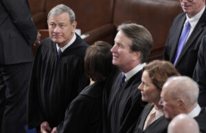 A Suprema Corte encontra uma nova maneira de se curvar para trás para Trump Estados Unidos - 7 de fevereiro: O juiz Chefe da Suprema Corte John Roberts participa do discurso do Estado da União do Presidente Joe Biden na Câmara da Câmara do Capitólio dos EUA na terça -feira, 7 de fevereiro de 2023. (Tom Williams/CQ Roll Call via AP Images)