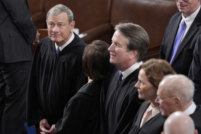 Estados Unidos - 7 de fevereiro: O juiz Chefe da Suprema Corte John Roberts participa do discurso do Estado da União do Presidente Joe Biden na Câmara da Câmara do Capitólio dos EUA na terça -feira, 7 de fevereiro de 2023. (Tom Williams/CQ Roll Call via AP Images)