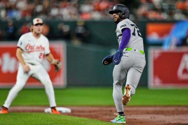 Jose Caballero é escolhido durante o jogo Yankees-Orioles em 18 de setembro de 2025. 