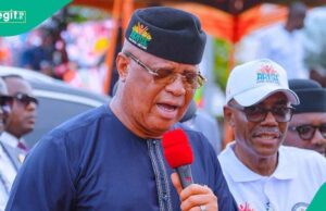 A ansiedade como governador influente declara o estado de emergência, fornece razão A ansiedade como governador influente declara o estado de emergência, fornece razão