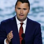 A ativista pró-Trump Charlie Kirk disparou no evento em nós