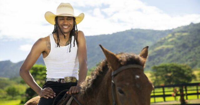 A celebridade dos Estados Unidos de 'Love Island, Taylor Williams, hospitalizada após ser jogada de Steed em todo o rodeio 


