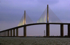 A conhecida ponte Skyway da Flórida fechou após o plano questionável desencadeia uma chamada telefônica da equipe de bomba Yahoo news home