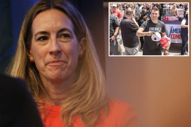 A representante Mikie Sherrill participa de um 