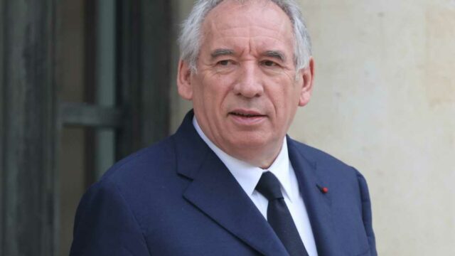A dívida maciça por trás da turbulência política da França

