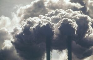 A divisão de poder de Trump restringe a equipe de declarar ‘modificação do ambiente’ ou ‘amigável ao meio ambiente’ Image of air pollution in Lake Charles, Louisiana, pouring out of smokestacks at a chemical plant.