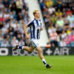 Toby Collyer chegando para enfrentar Wrexham