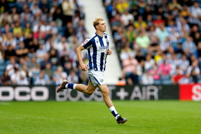Toby Collyer chegando para enfrentar Wrexham