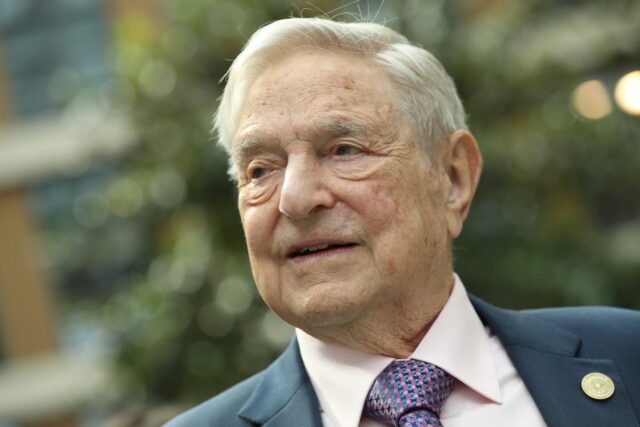 A empresa de Soros bate os 'assaltos politicamente inspirados de Trump' de Trump " 

