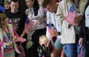 A equipe de Trump recorre a implorar sul -africanos brancos para imigrar aqui Cartoon de Clay Bennett
