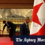 A equipe norte-coreana enxuga traços de Kim Jong-un