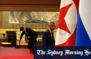 A equipe norte-coreana enxuga traços de Kim Jong-un A equipe norte-coreana enxuga traços de Kim Jong-un