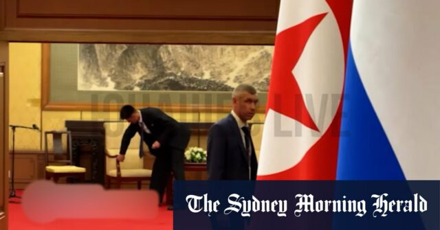 A equipe norte-coreana enxuga traços de Kim Jong-un

