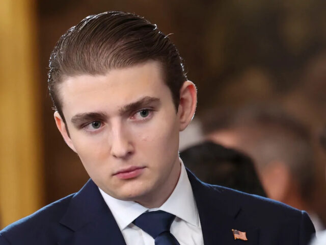 A escolha da Universidade de Barron Trump, acionadores de escolha da Universidade, sobre seu futuro com o Papa Donald 

