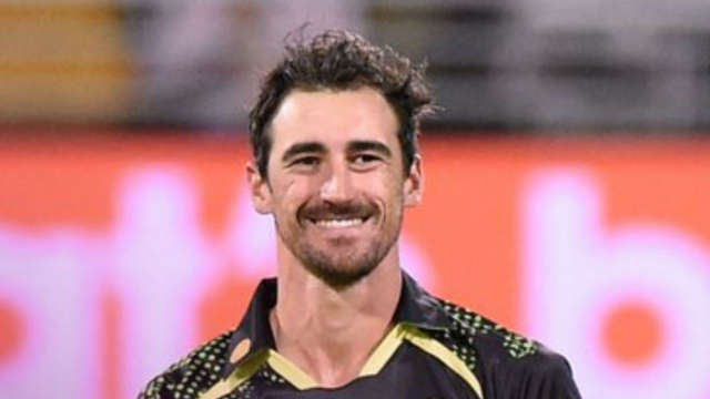 A estrela da Austrália, Mitchell Starc, revela seu amor na direção do exame de críquete do exame 

