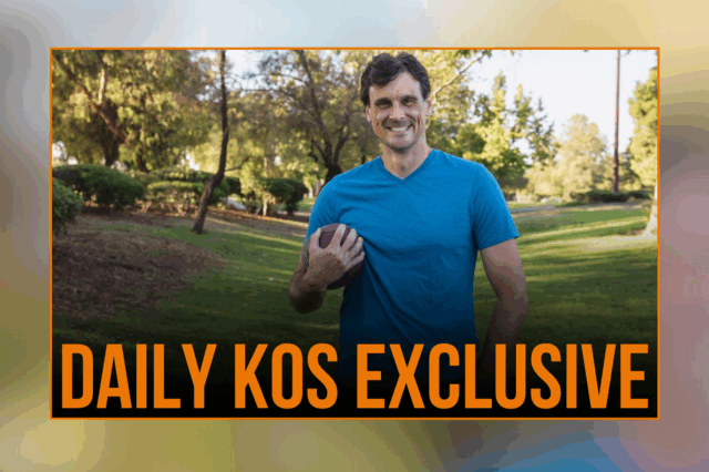 Arquivo - Nesta foto de arquivo de 29 de outubro de 2012, o apostador de futebol da NFL de Minnesota Vikings, Chris Kluwe, fala contra a emenda do casamento durante uma manifestação na Universidade de Minnesota em Minneapolis. Os Vikings mantiveram um ex -chefe de justiça da Suprema Corte de Minnesota e um ex -advogado federal para conduzir uma investigação sobre as alegações de Kluwe de que ele foi libertado da equipe devido ao apoio ao casamento gay. A equipe fez o anúncio na sexta-feira, 2 de janeiro de 2014, um dia depois que Kluwe escreveu um artigo contundente, alegando que o coordenador de equipes especiais Mike Priefer fez comentários anti-gays durante as reuniões da equipe. (AP Photo/The Minnesota Daily, Mark Vancleave, arquivo)