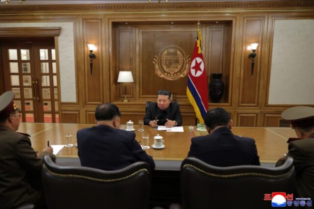 A felicidade de Kim na defesa nuclear 'sempre crescente' da Coréia do Norte 

