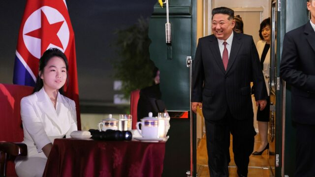 A filha jovem de Kim Jong Un sendo preparada para liderar o regime após a visita militar na China: especialista


