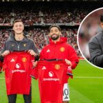 Benjamin Sesko segura o canto da camisa, brincando pelo Manchester United