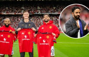 A finalização do Summertime do Guy United atualmente vale 105m, ele é atualmente o jogador mais importante do clube Benjamin Sesko segura o canto da camisa, brincando pelo Manchester United