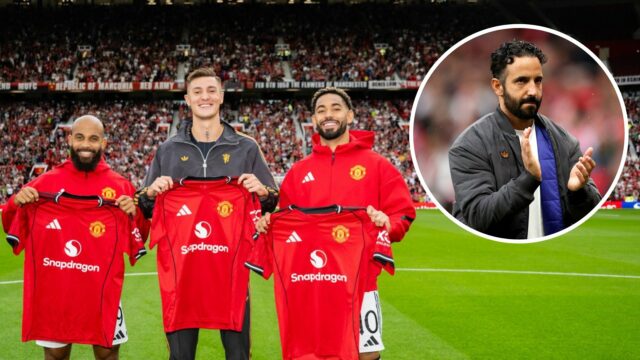 Benjamin Sesko segura o canto da camisa, brincando pelo Manchester United