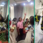 A igreja de Asaba vira o salão de casamento enquanto damas solteiras oram em vestidos de noiva para os maridos