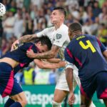 O atacante nº 11 da Eslovênia, Benjamin Sesko (CL), luta pela bola com o #03 (CR) da Suécia durante a partida de futebol da Copa do Mundo de 2026 da FIFA 2026, entre a Eslovênia e a Suécia, no Stozice Stadium em Ljubljana, em 5 de setembro de 2025