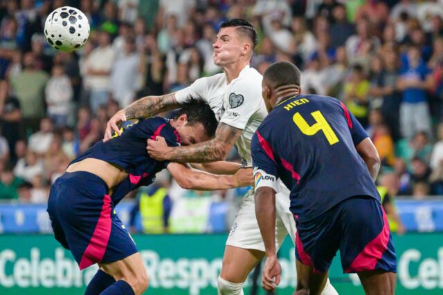 O atacante nº 11 da Eslovênia, Benjamin Sesko (CL), luta pela bola com o #03 (CR) da Suécia durante a partida de futebol da Copa do Mundo de 2026 da FIFA 2026, entre a Eslovênia e a Suécia, no Stozice Stadium em Ljubljana, em 5 de setembro de 2025