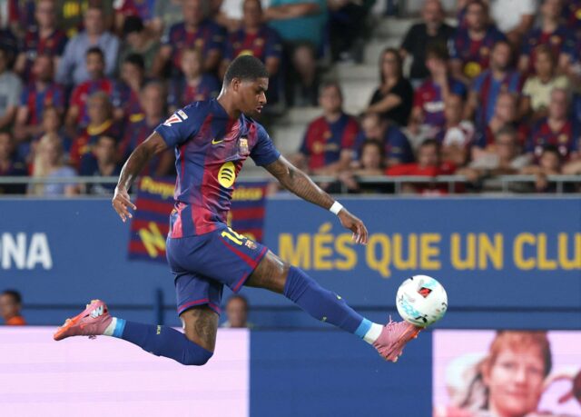 Marcus Rashford e Cesar Tarrega jogam durante a partida entre o FC Barcelona e o Valencia cf, correspondendo à semana 4 da Laliga EA Sports, no Joan Cruyff Stadium em Barcelona, ​​Espanha, em 14 de setembro de 2025