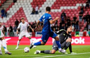 A imprensa italiana está afirmando exatamente o mesmo aspecto de Gianluigi Donnarumma, reconhecendo 4 objetivos antes do Manchester Derby Gianluigi Donnarumma em ação para a Itália na Copa do Mundo Qualfier