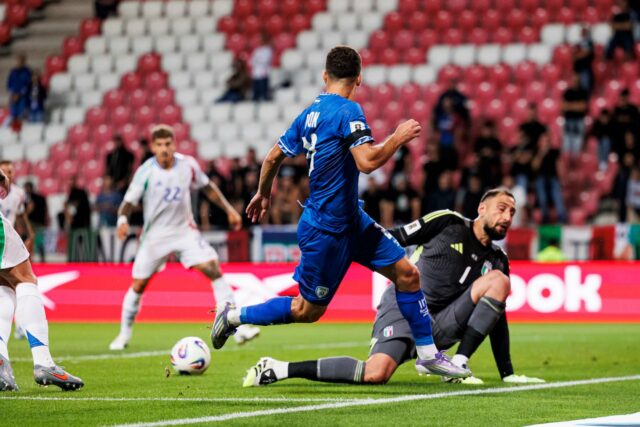 Gianluigi Donnarumma em ação para a Itália na Copa do Mundo Qualfier