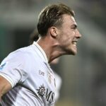 Rasmus Hojlund, do SSC Napoli, comemora com Antonio Conte depois de marcar o segundo gol durante a série A eniliva da série ACF Fiorentina e SSC Napoli no Stadio Artemio Franchi em 13 de setembro de 2025