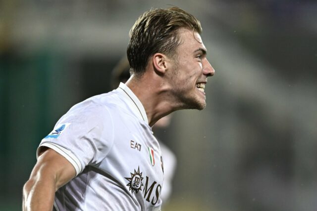 Rasmus Hojlund, do SSC Napoli, comemora com Antonio Conte depois de marcar o segundo gol durante a série A eniliva da série ACF Fiorentina e SSC Napoli no Stadio Artemio Franchi em 13 de setembro de 2025