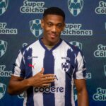 Anthony Martial corta dentro do desafio de um zagueiro para Monterrey v Club America
