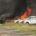 Carros pegando fogo após um incêndio na fábrica em Matraville.